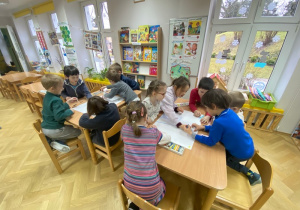 Dzieci w grupach projektują bajkowe królestwa